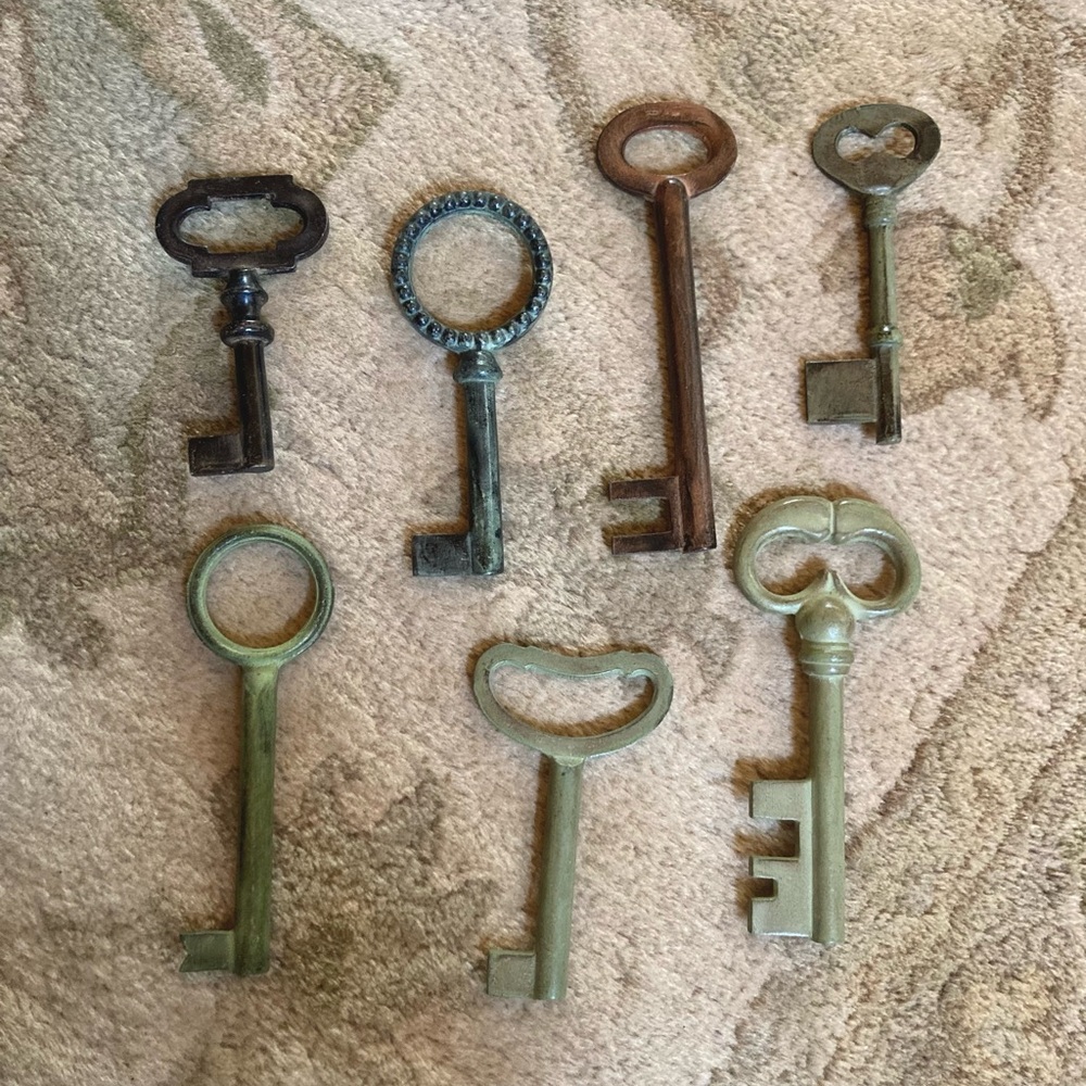 Pottery Barn set of 7 Vintage Decorative Skeleton Keys